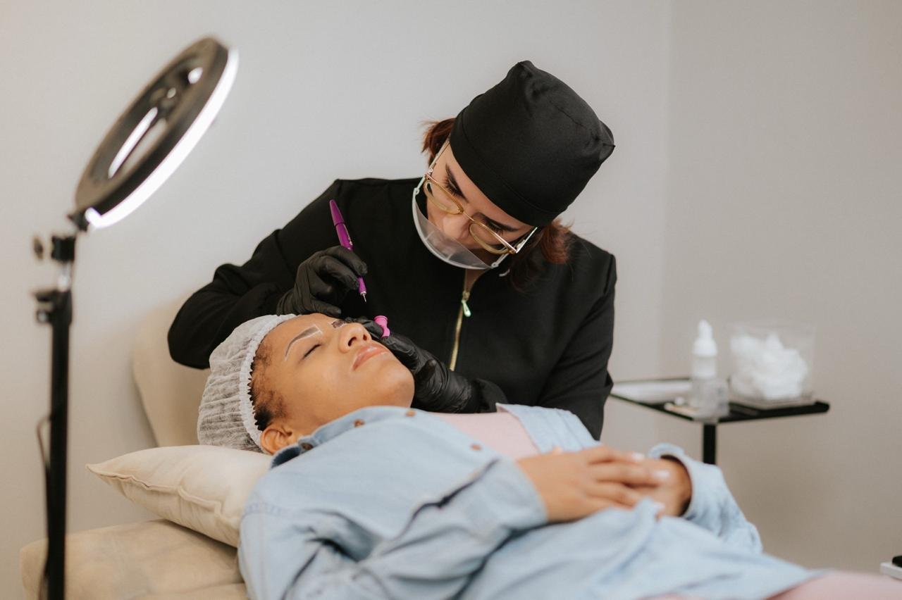 Fernanda Pinhatti aplicando nanofios